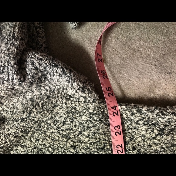 Black/white/gray sweater with silver thread - Picture 7 of 7